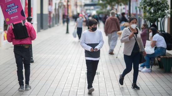 Ciudadanos caminan por las calles de Loja, el 16 de abril de 2021.