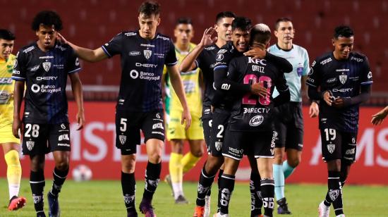 Los jugadores de Independiente del Valle celebran el gol frente a Defensa y Justicia, por Copa Libertadores, el 21 de abril de 2021.