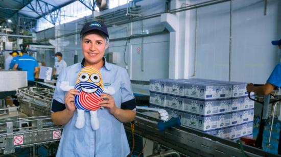 Una trabajadora en la planta de Nutri Leche, una de las marcas que tiene el sello Mucho Mejor Ecuador. 