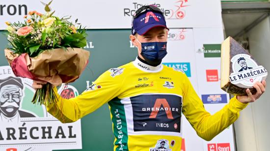 El líder general Rohan Dennis de Australia del equipo Ineos Grenadiers celebra en el podio con el maillot amarillo después del prólogo, en el  Tour de Romandía, este martes 27 de abril de 2021. 