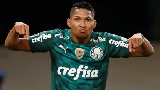 Rony, delantero de Palmeiras, festeja su gol ante Independiente, por Copa Libertadores, el 27 de abril de 2021.