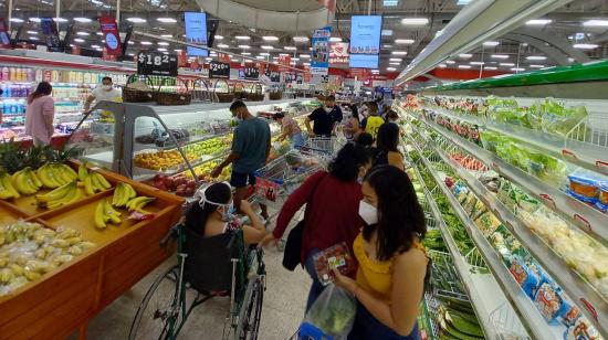 Personas en la sección de frutas y verduras en un supermercado en Guayaquil, el 23 de abril de 2021. 