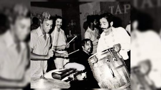 Willie Colón (a la derecha de la imagen) junto a George Deleon, Louie "Timbalito" Romero, Milton Cardona y José Luis Mangual Jr. en los carnavales de Panamá, en 1971. 