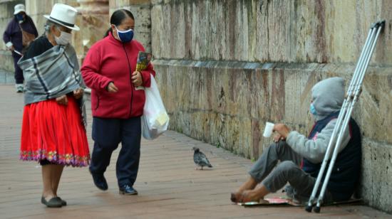 Una persona pide dinero en las calles del Centro Histórico de Cuenca, el 11 de marzo de 2021.