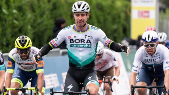 Peter Sagan del equipo Bora-Hansgrohe celebra la victoria en la primera etapa Tour de Romandie, el 28 de abril de 2021.