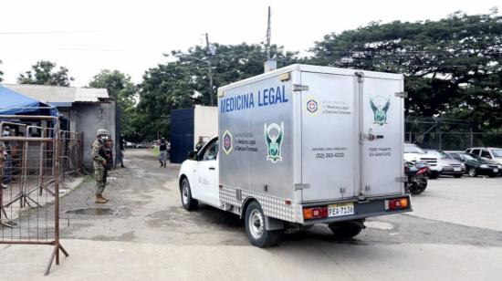 Imagen referencial. Un vehículo de Medicina Legal ingresa a la Penitenciaría de Guayaquil, el 28 de abril de 2021.