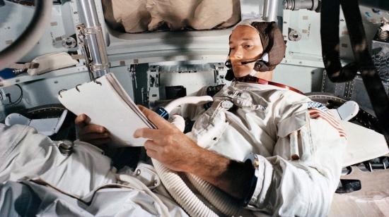 Michael Collins practicando en el simulador CM en el Centro Espacial Kennedy, Florida, EE. UU., 19 de junio de 1969.
