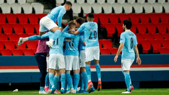 Kevin De Bruyne del Manchester City celebra con sus compañeros tras anotar el 1-1, en la semifinal de ida de la Champions frente al PSG este miércoles 28 de abril de 2021.