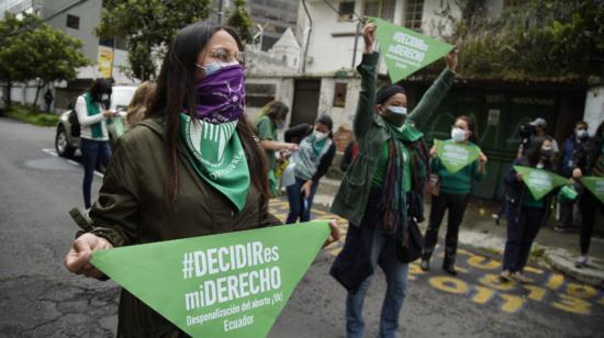 Colectivos de mujeres piden la despenalización del aborto en casos de violación en las afueras de la Corte Constitucional, el 28 de abril de 2021.