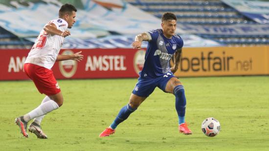 Alexis Zapata, de Emelec, controla la pelota en el partido ante Bragantino, por Copa Sudamericana, el 28 de abril de 2021.