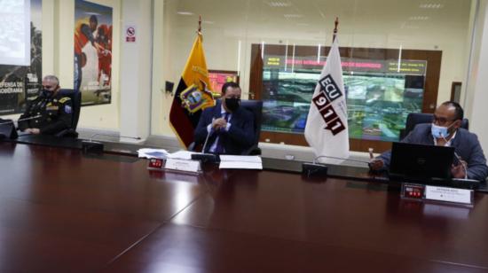 El presidente del COE, Juan Zapata (centro), en una rueda de prensa en las instalaciones del ECU 911, el 29 de abril de 2021.