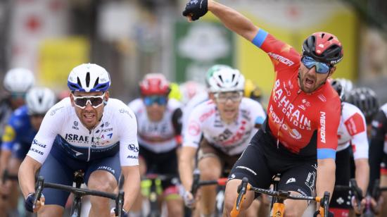 El italiano Sonny Colbrelli festeja su victoria en la Etapa 2 del Tour de Romandía, el jueves 29 de abril de 2021. 