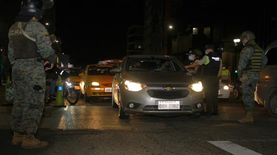 Operativo de control del toque de queda al ingreso a Guayaquil, este 26 de abril de 2021.