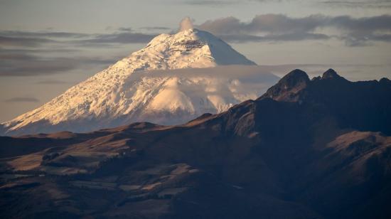 Vista del volcán Cotopaxi, situado en la cordillera de los Andes, captada el 27 de abril de 2020 desde Quito.