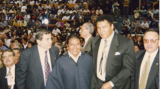 Jesús Fichamba, junto al legendario boxeador estadounidense Muhammad Ali y su amigo Leonardo Escobar (i), en el Coliseo General Rumiñahui, el 17 de diciembre de 1994, en Quito. 