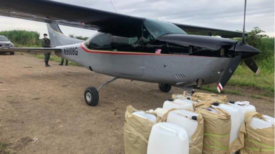 Una de las dos avionetas halladas en una pista clandestina en Milagro (Guayas), con galones de combustible.