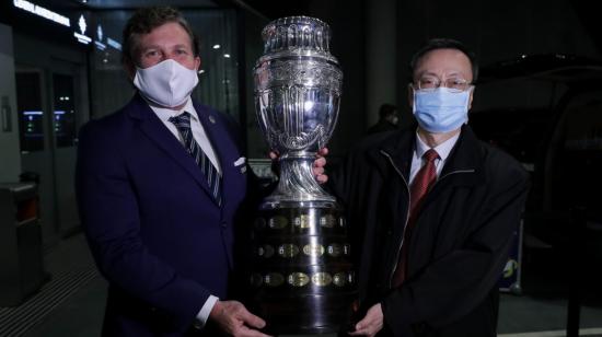 El presidente de Conmebol, Alejandro Domínguez, junto al embajador de China en Uruguay, Wang Gang, durante la llegada de las vacunas a Uruguay, el 28 de abril de 2021.