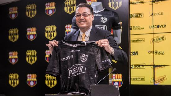 Carlos Alejandro Alfaro Monero, presidente de Barcelona, presenta la camiseta conmemorativa por los 96 años del club.