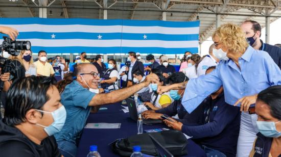 La alcaldesa de Guayaquil, Cynthia Viteri, felicitó a los encargados de la vacunación contra el Covid-19 en Mucho Lote, el 19 de abril de 2021.