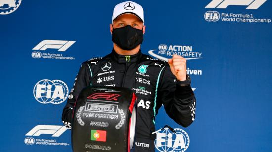 El piloto finlandés Valtteri Bottas de Mercedes AMG celebra tras marcar el mejor tiempo en la clasificación para el Gran Premio de Fórmula 1 de Portugal, el sábado 1 de mayo de 2021.