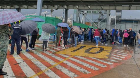 Profesores esperan su turno para vacunarse en Quito, el 1 de mayo de 2021.