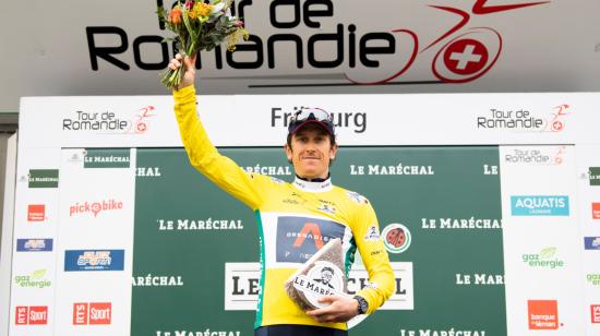 Geraint Thomas del Ineos Grenadiers celebra con su maillot amarillo en el podio después de ganar el Tour de Romandía, el domingo 2 de mayo de 2021.