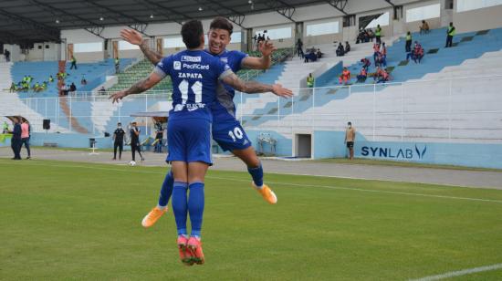 Joao Rojas y Alexis Zapata festejan el 3-0 de Emelec frente a Orense, el domingo 2 de mayo de 2021.