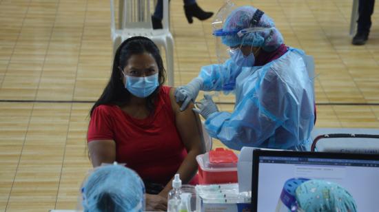 Una mujer recibe la vacuna contra el Covid-19 en Cuenca, el 29 de abril de 2021.