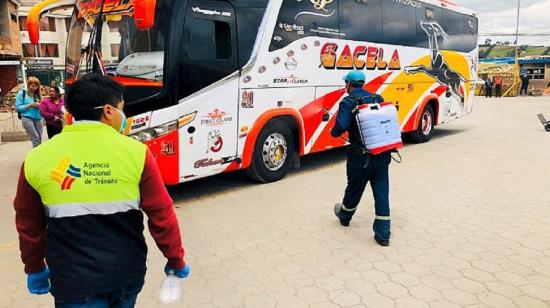 Foto referencial del control de medidas de bioseguridad en los buses el 17 de marzo. 