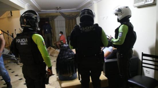 Operativos realizados para evitar la violación del toque de queda, la noche del 1 de mayo de 2021, en Guayaquil.