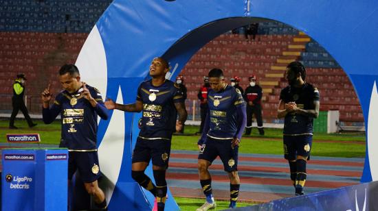 Los jugadores de Olmedo saltan al campo de juego antes de enfrentar a Guayaquil City, el lunes 3 de mayo de 2021.