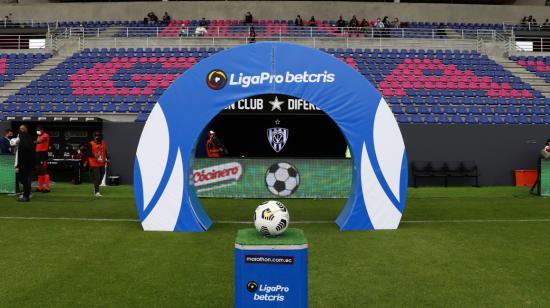 Vista de la tribuna principal del estadio Banco Guayaquil, en Sangolquí, previo al partido entre IDV y 9 de Octubre, el 18 de abril de 2021.