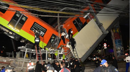 Personal de rescate busca a heridos, tras colapsar los vagones del metro el 3 de mayo de 2021, en la Ciudad de México.
