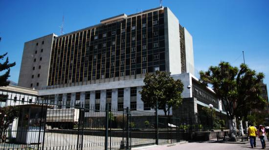 Una vista de la fachada del edificio del Banco Central del Ecuador, en Quito.