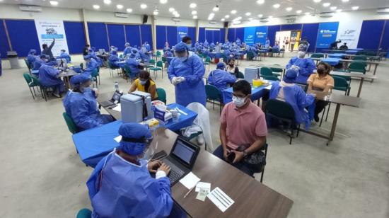 Proceso de vacunación en el Instituto Tecnológico Bolivariano en Guayaquil, el 4 de mayo de 2021.