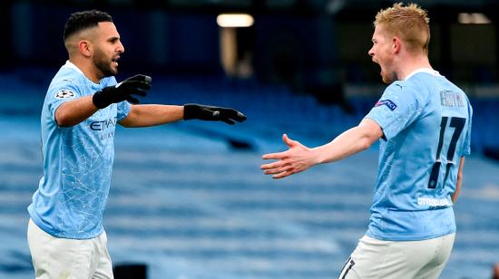 Riyad Mahrez y Kevin De Bruyne celebran el 1-0 durante la semifinal de la Champions entre el Manchester City y el PSG, el martes 4 de mayo de 2021.