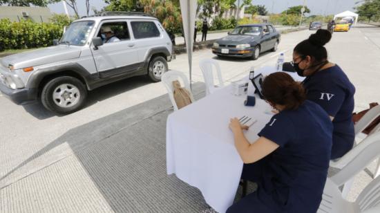 Médicos se preparan para vacunar a la ciudadanía en sus vehículos, el 4 de mayo de 2021 en Guayaquil.