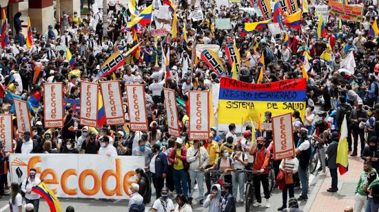 Manifestantes marchan por las calles durante una nueva jornada de protestas, miércoles 5 de mayo de 2021.