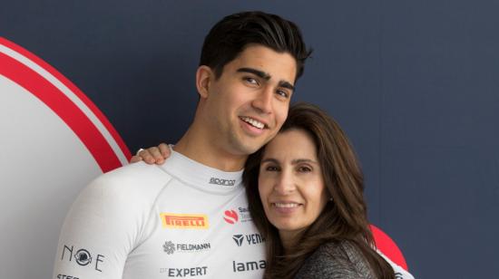 El piloto Juan Manuel Correa junto a su madre María del Carmen Borja.