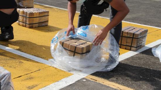 Imagen de Aeronaval de paquetes de cocaína confiscados por autoridades en Ciudad de Panamá, 6 de mayo de 2021.