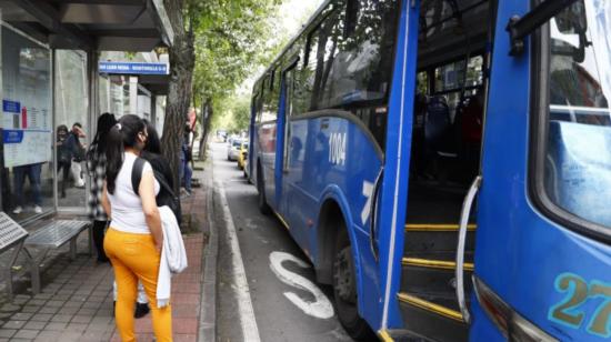 Personas esperan un bus en la avenida Juan León Mera, en el norte de Quito, el 6 de mayo de 2021.