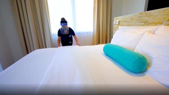 Una trabajadora tiende una cama de un hotel en las Islas Galápagos en 2020.