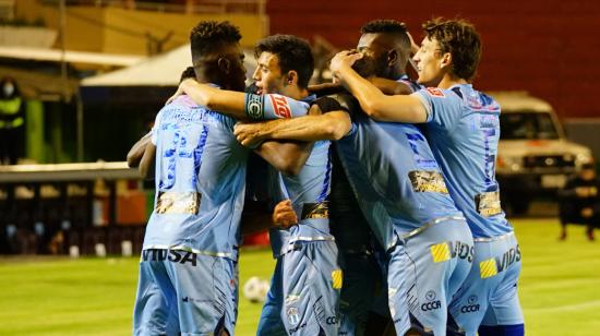 Los jugadores de Macará celebran el gol de Blas Díaz con el que derrotaron a Deportivo Cuenca, en el estadio Bellavista de Ambato, el 7 de mayo de 2021.