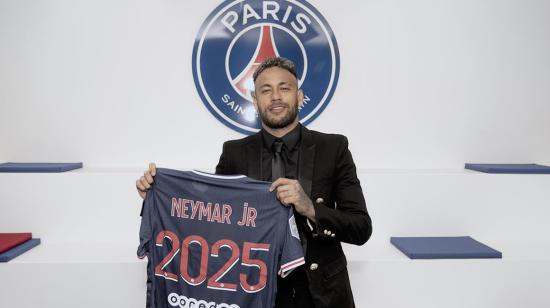 Neymar sostiene una camiseta del PSG en el día de la extensión de su contrato hasta 2025, el sábado 8 de mayo de 2021.