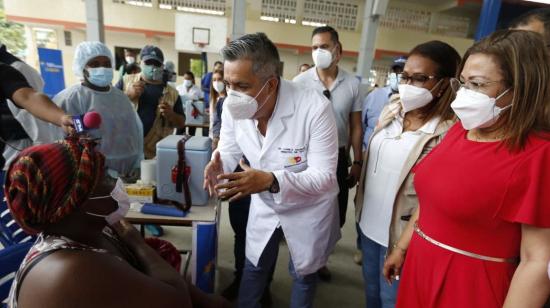 El ministro de Salud, Camilo Salinas, durante una jornada de vacunación en Esmeraldas, el 7 de mayo de 2021.