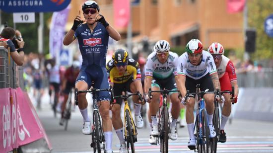 El ciclista Tim Merlier cruza la meta como ganador de la Etapa 2 del Giro de Italia, el domingo 9 de mayo de 2021.