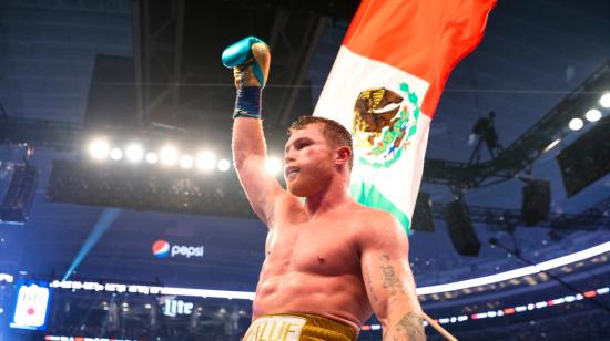 El boxeador mexicano Saúl 'Canelo' Álvarez celebra su victoria contra el británico Billy Joe Saunders en el estadio AT&T en Arlington, Texas, el 8 de mayo de 2021.