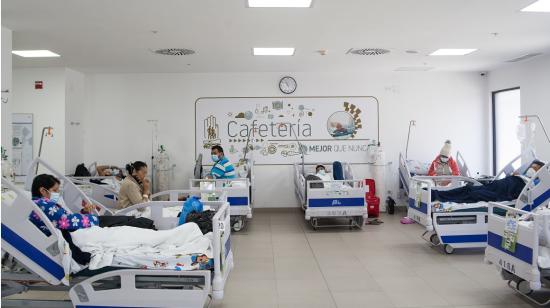 Pacientes en una cafetería de un hospital del IESS en Quito, acondicionada para recibir a enfermos de Covid-19, el 22 de abril de 2021.