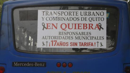 Los buses urbanos de Quito recorrieron la ciudad con estas leyendas de protesta, el 6 de julio de 2020.