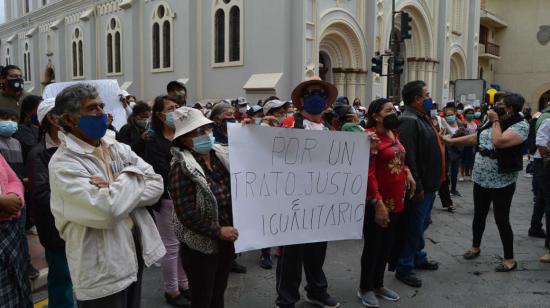 Miembros de la  Cooperativa de Vendedores Autónomos de Ferias Libres de Cuenca (Cofeliec) demandan trabajo en Cuenca, el 27 de febrero de 2021.  